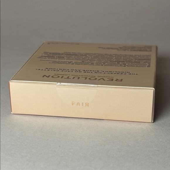 Makeup Revolution London Contour Powder Compact - Fair Shades- CONTOUR PALETTE - Picture 2 of 4